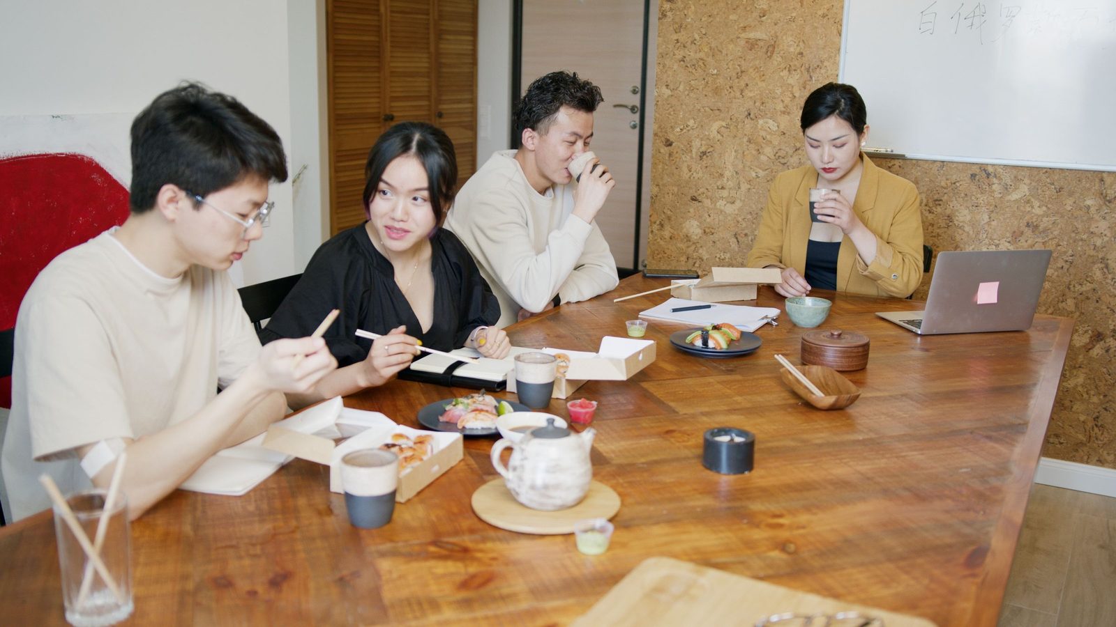 同事們圍著辦公室長桌一起吃午餐