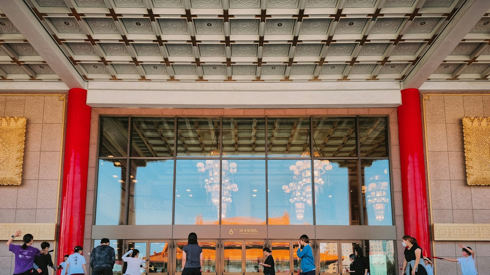 紅柱建築前，一群人正在練習團體舞步